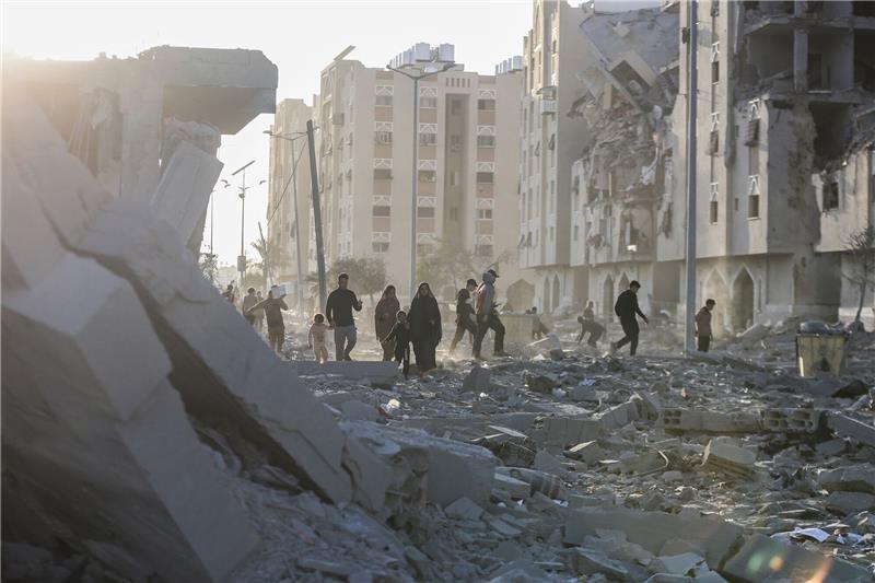 Israels Armee weitet Bodenkampf in Gaza aus Die israelische Armee kämpft in dicht besiedelten Gebieten wie der südlichen Stadt Chan Junis weiter.