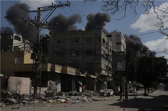 Die israelische Armee teilte am Montag mit, dass sie ihre Offensive im Gazastreifen intensiviert hat und 120 Ziele - unter anderem in Rafah-Stadt - angreift.