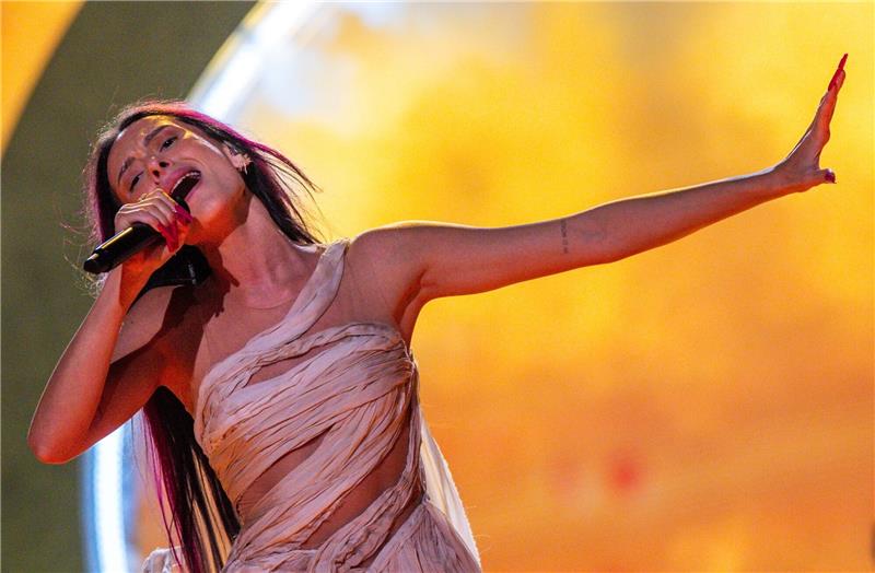 ESC-Finale unter Sicherheitsvorkehrungen Die israelische ESC-Teilnehmerin Eden Golan muss aus Sicherheitsgründen eng von Personal begleitet werden.