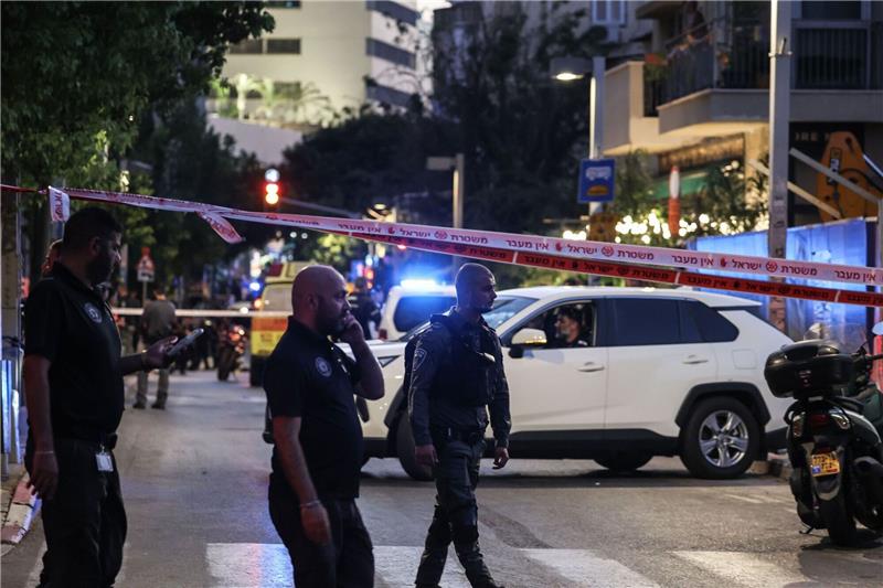 Wachmann bei Anschlag in Tel Aviv getötet Die israelische Polizei sperrt den Tatort in Tel Aviv ab.