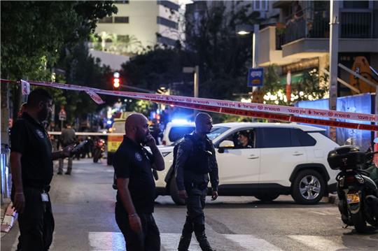 Die israelische Polizei sperrt den Tatort in Tel Aviv ab.