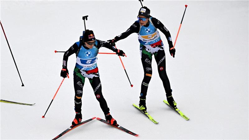 Die italienische Biathlon-Mannschaft glaubt an die Unschuld von Rebecca Passler (r). (Archivbild)