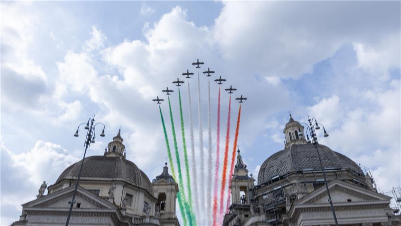 Die italienische Kunstflugstaffel „Frecce Tricolore“ sprüht über der Piazza del Popolo in Rom anlässlich des 80. Jahrestages der italienischen Republik die italienischen Farben an den Himmel.