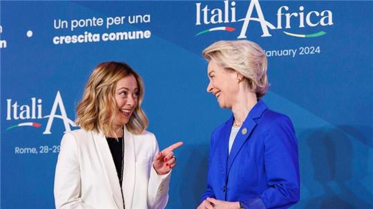 Die italienische Ministerpräsidentin Giorgia Meloni (l) mit der Präsidentin der Europäischen Kommission, Ursula von der Leyen.