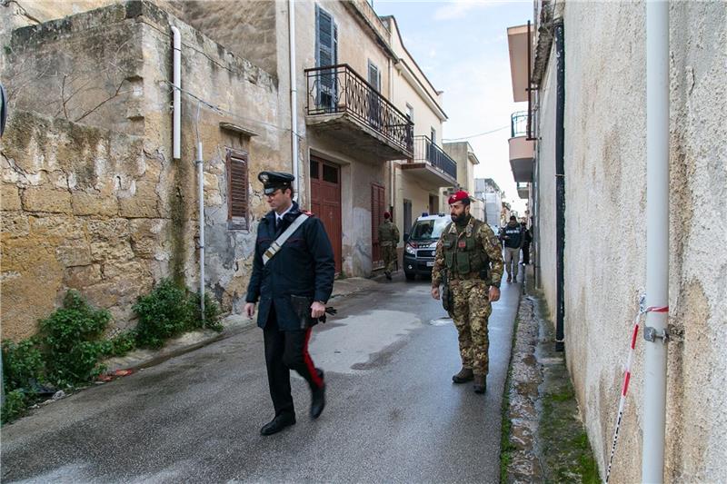 Mafia in Italien: Weitere Verstecke von Boss gefunden Die italienische Polizei und die Staatsanwaltschaft von Palermo haben weitere Verstecke des Cosa-Nostra-Kriminellen gefunden, in denen sich Wertgegenstände wie Schmuck und teure Klamotten befanden.