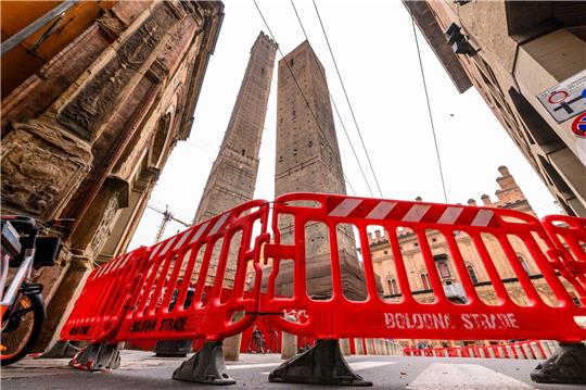 Die italienische Stadt Bologna bangt um eines ihrer Wahrzeichen: Den berühmten schiefen Garisenda-Turm.