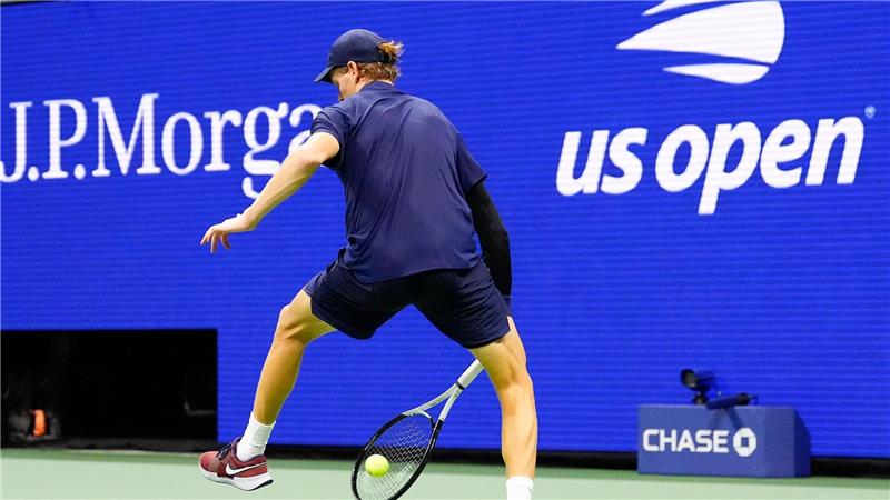 Bilder des Tages Die italienische Tennisprofi Jannik Sinner wehrt einen Schlag des Kanadiers Auger-Aliassime zwischen seinen Beinen ab.