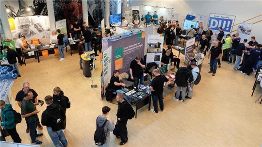 Die jährliche Messe im Kreishaus ist immer gut besucht. Viele Absolventen und Absoventinnen nehmen das Informatzionsangebot wahr.