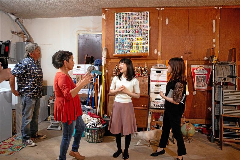 Die japanische Autorin Marie Kondo (2.v.r.) in einer Szene der Serie „Aufräumen mit Marie Kondo“.  Foto: Denise Crew/Netflix/dpa
