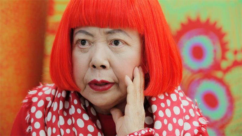 Die japanische Künstlerin Yayoi Kusama ist mit ihren farbenfrohen Bildern weltweit berühmt geworden.