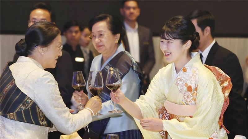 Die japanische Prinzessin Aiko (r) stößt bei einem Bankett an.