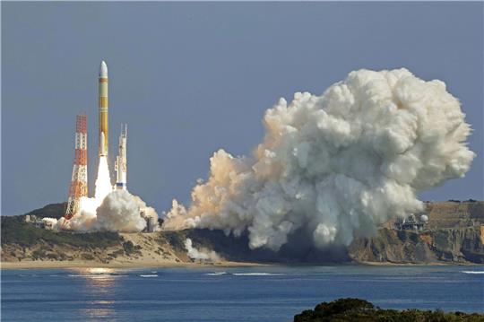 Die japanische Trägerrakete H3 hebt in Kagoshima ab.