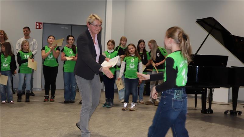 Nele und Tim Habig als Jugendsportler des Jahres ausgezeichnet Frau überreicht Urkunde.