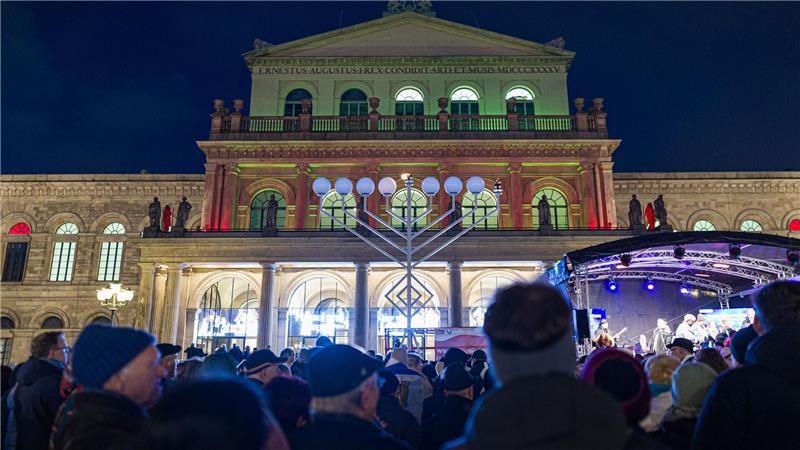 Die jüdische Gemeinschaft feiert den Beginn des achttägigen Lichterfests.