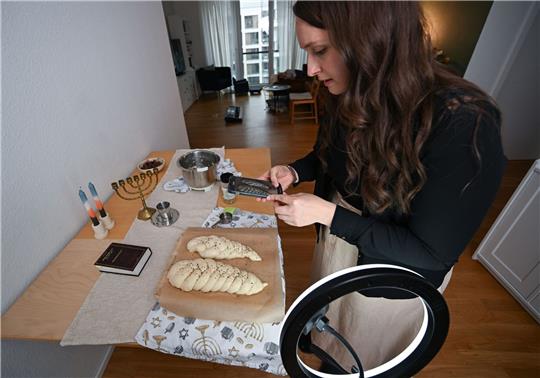 Die jüdische Tiktokerin Rica Allam nimmt ein Video über die Herrstellung von Challah zum Shabbat auf.
