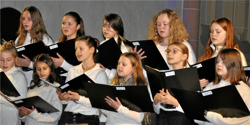 CvD-Chöre und Goslarer Propstei-Kinderchöre verzücken ihr Publikum Die jüngsten Sängerinnen und Sänger des CvD-Gymnasiums präsentieren eine bunte Mischung aus deutschen und englischsprachigen Liedern. Foto: Heine