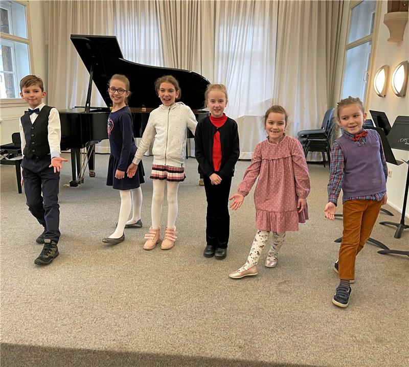 Die jüngsten Teilnehmer in der Kategorie Klavier solo (v. li.): Oleksiy Suhak, Josephin Saß, Adela Fernandez Zhurbitskaya, Susanna de Vries, Julia Franziska Lahmer und Francis Julien Lahmer. Foto: Schulze-Wollentin