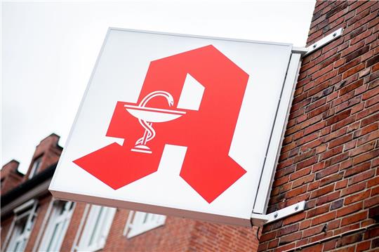 Die jugendlichen Einbrecher machten sich an der Schiebetür der Apotheke zu schaffen. Symbolfoto: dpa