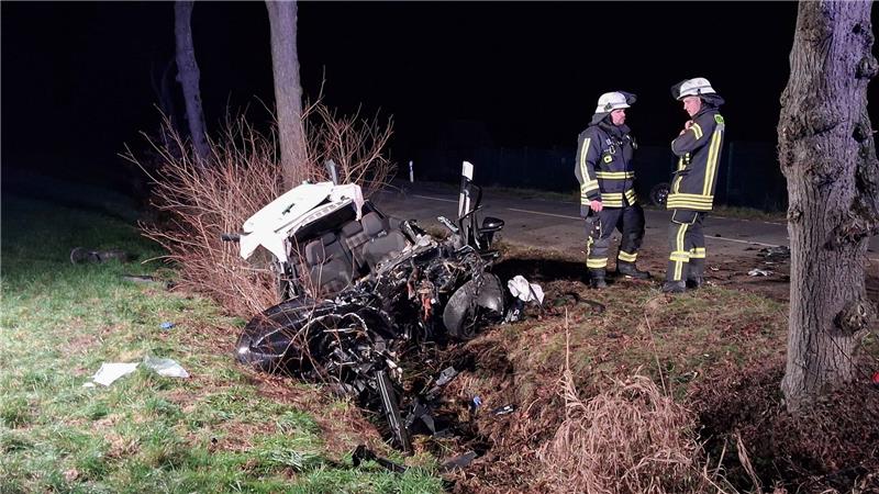Die junge Beifahrerin musste von der Feuerwehr aus dem völlig zerstörten Fahrzeug befreit werden. 