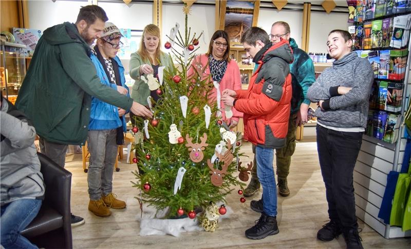 Die jungen Bewohner des Kinderheims „Haus Wiesengrund“ schmücken den Wunschweihnachtsbaum in der Urlaubswelt Harz mit ihren Herzenswünschen.