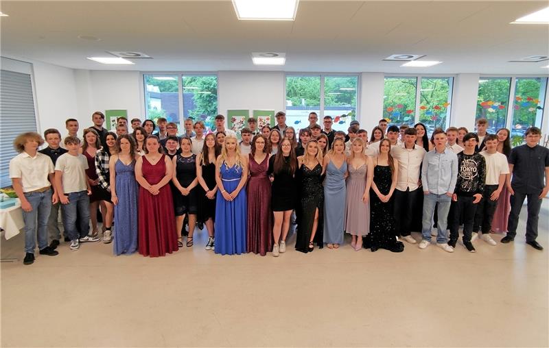 Schüler haben die erste große Hürde im Leben gemeistert Die jungen Leute stellen sich zum Erinnerungsfoto auf, nachdem sie in der Aula der Schule am Schloss ihre Abschlusszeugnisse erhalten haben. Foto: Leifeld
