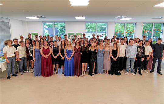 Die jungen Leute stellen sich zum Erinnerungsfoto auf, nachdem sie in der Aula der Schule am Schloss ihre Abschlusszeugnisse erhalten haben. Foto: Leifeld