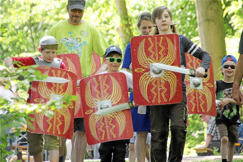 Die jungen Nachwuchs-Legionäre lernen auch, wie man sich Eindruck verschafft: Mit dem Schwert auf den Schild klopfen.