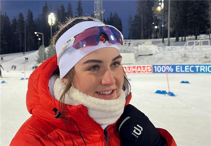 Die kanadische Biathletin Bettina Peiffer beim Weltcup im schwedischen Östersund. Sie ist mit dem deutschen Olympiasieger Arnd Peiffer verwandt (Foto: Thomas Wolfer/dpa).