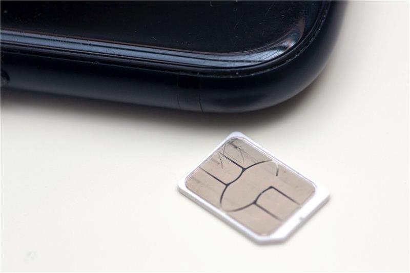 Mobilfunkkunden: Menschliche Nutzer werden Minderheit Die klassische SIM-Karte verschwindet aus den ersten Mobiltelefonen - es gibt nun eine digitale Version namens eSIM.