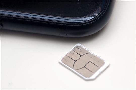 Die klassische SIM-Karte verschwindet aus den ersten Mobiltelefonen - es gibt nun eine digitale Version namens eSIM.