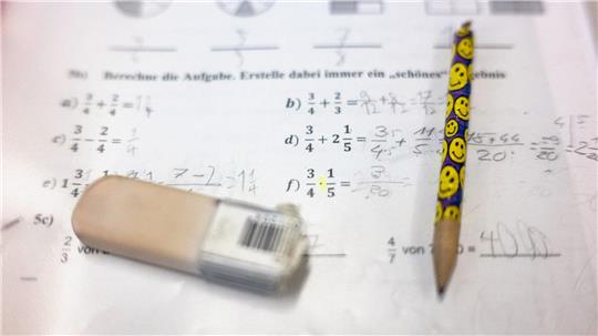 Die klassische schriftliche Division wird bald erst ab Klasse 5 zur Pflicht. (Symbolbild)