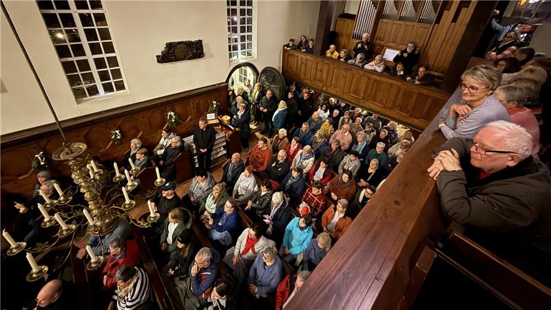 Menschen sitzen in der Kirche.