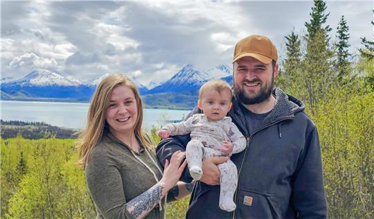 Die kleine Natalynne mit ihren Eltern Jennifer Rolfe-Maloney und Hendrik Schubert vor einem See in Alaska. Foto: Privat