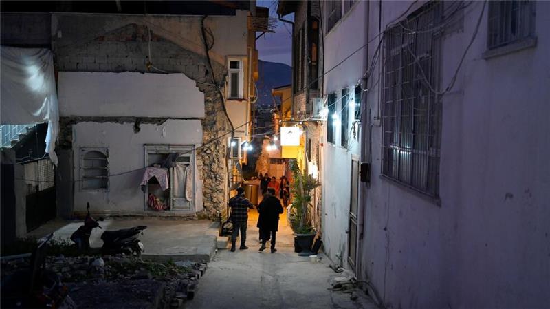 Feiern im Schutt - Das Leben nach dem Erdbeben in der Türkei Die kleine Tanzbar Rosinante in der zerstörten Altstadt bietet den in der Stadt Verbliebenen einen Zufluchtsort in der sonst in Trümmern liegenden Altstadt,