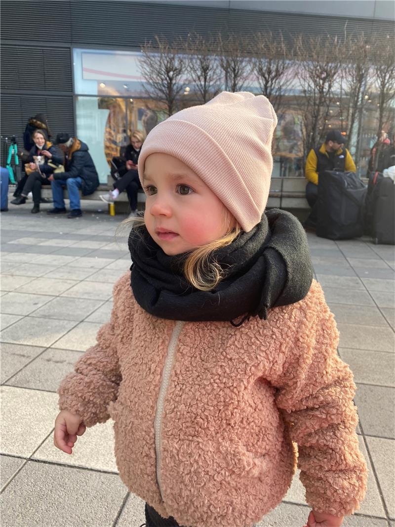 Die kleine Yeva wartet an einem Bahnhof auf den Zug. Ihre Mutter Olena fotografiert ihre Tochter. Hinter den beiden liegen bereits viele schlaflose Stunden auf der Flucht aus der Ukraine. Foto: Privat