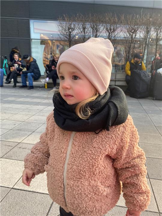 Die kleine Yeva wartet an einem Bahnhof auf den Zug. Ihre Mutter Olena fotografiert ihre Tochter. Hinter den beiden liegen bereits viele schlaflose Stunden auf der Flucht aus der Ukraine. Foto: Privat