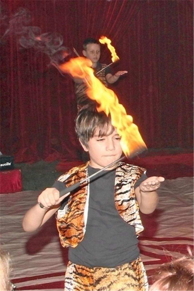 Die kleinen Fakire spielen mit dem Feuer, als hätten sie nie etwas anderes getan.