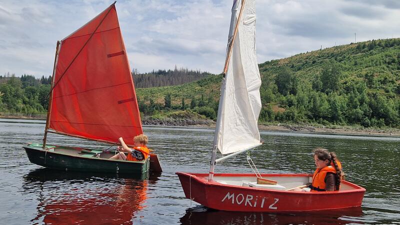 Die kleinen Opti-Boote sind gerade für Kinder optimal.