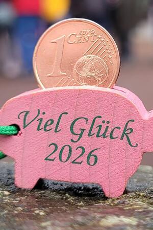 Die kleinen hözernen Talismane werden von der Lebenshilfe hergestellt.