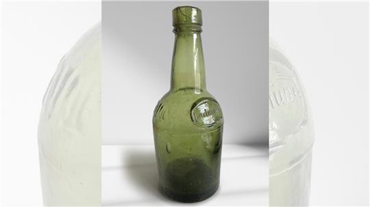 Die knapp 20 Zentimeter hohe Bierflasche aus grünem Glas hat ein Leergewicht von 426 Gramm. Der Durchmesser am Boden beträgt acht Zentimeter. Das Fassungsvermögen beträgt mit 400 Millilitern etwas mehr als bei modernen Flaschen mit 330 Millilitern.
