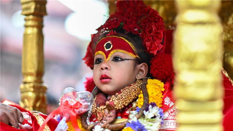 Die königliche lebende Göttin Kumari Arya Tara Shakya nimmt in Kathmandu, Nepal, am Chaite Dashain Fest teil. 