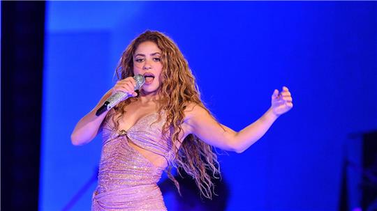 Die kolumbianische Sängerin Shakira tritt am Samstag am legendären Copacabana-Strand auf. (Archivbild)