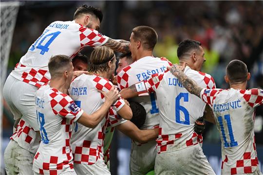 Die kroatischen Spieler feiern ihren Torhüter Dominik Livakovic.