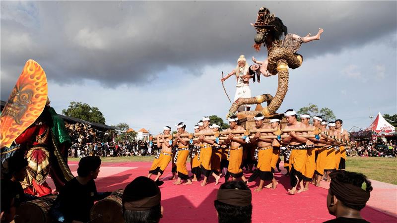 Die kunstvoll gestalteten Skulpturen, Ogoh-Ogoh genannt, stehen für böse Geister – und werden in einem symbolischen Akt der Reinigung verbrannt.