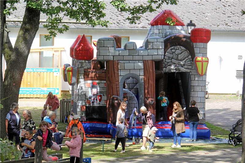 Die kunterbunte Hüpfburg in Form einer (Harz-)Burg erlebt am Samstag ihre Premiere und wird von den Jüngsten im Sturm erobert. Vor der „Burg“ sind weitere Spielstationen aufgebaut.