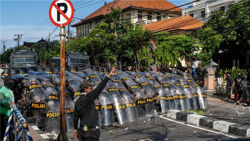 Protestwelle erreicht Bali - Dorfwächter mobilisiert Die landesweiten Proteste haben seit dem Wochenende auch auf Bali übergegriffen.
