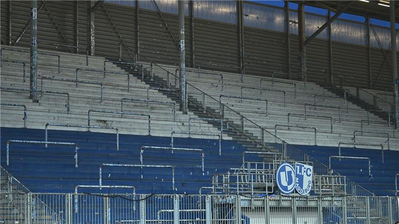 Die leere Nordtribüne im Stadion vor dem Spiel nach einem Zuschauer-Teilausschluss.