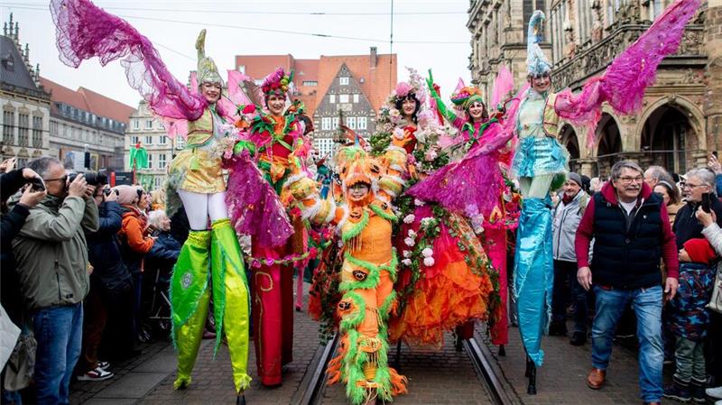 Ein letztes Mal Bremer Samba-Karneval Die letzte Ausgabe des Samba-Karnevals stand unter dem Motto „Uns blüht was“.