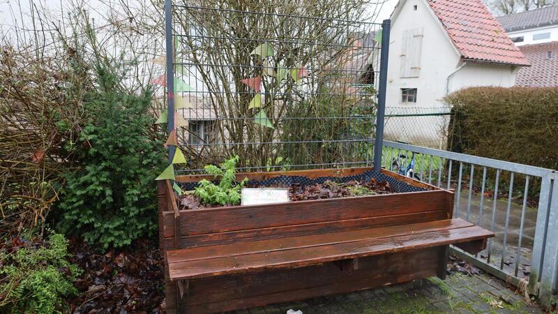 Die letzte ihrer Art: Kindergartenkinder pflanzen im Frühjahr Samen in das Beet, damit die grüne Bank ihren Zweck beibehält.