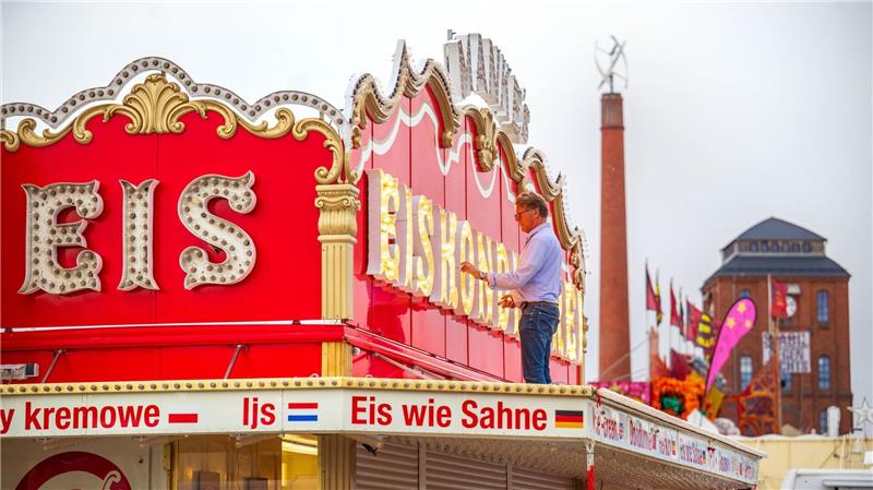 „Ischa Freimaak“ - Was Besucher des Volksfestes erwartet Die letzten Aufbauarbeiten laufen.